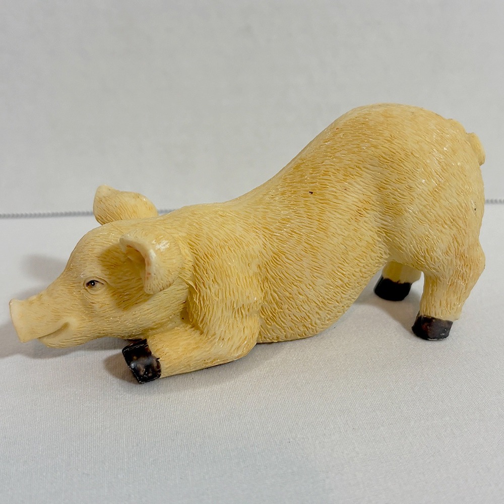 Vintage Resin Crouching Pig Figurine Farm Animal Decor - Picture 1 of 10